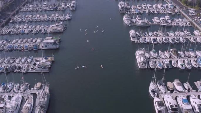 无人机飞越停靠在加州码头的游艇和帆船