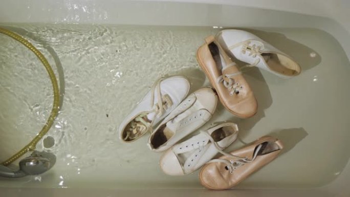 浴室里肮脏的女鞋汁液