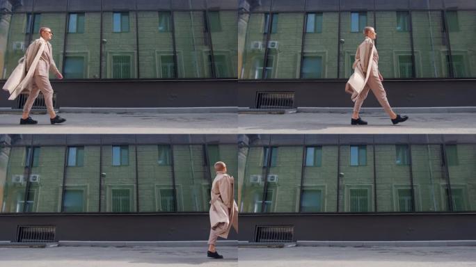 一个穿着灰色外套和眼镜的短发的女人在城市街道上跳舞，走路，微笑。