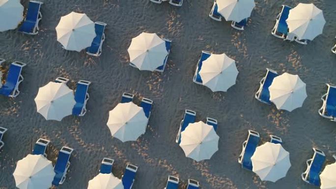 遮阳伞的鸟瞰图，设备齐全的海滩
