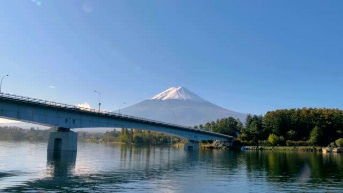 日本富士河口湖上的长桥