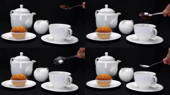 高级手用金属勺子将速溶咖啡粉倒入黑色背景的白色陶瓷咖啡杯中。