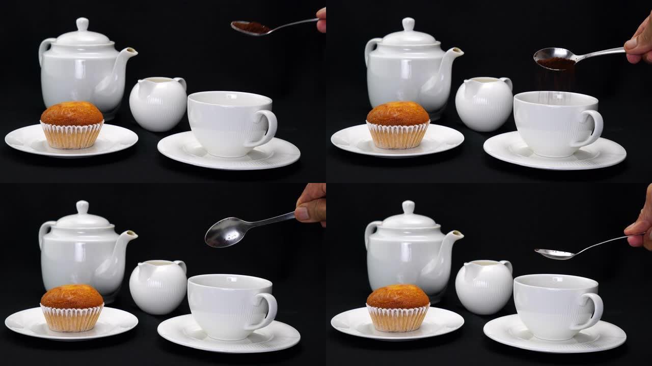 高级手用金属勺子将速溶咖啡粉倒入黑色背景的白色陶瓷咖啡杯中。