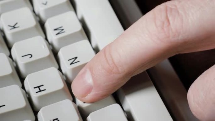 手指按下键盘上的B按钮