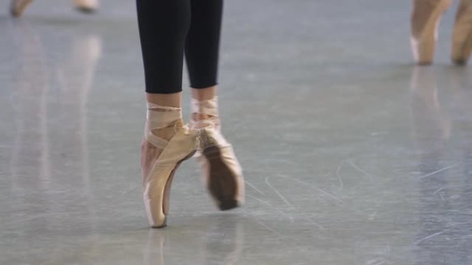 古典芭蕾舞蹈在尖端，脚特写。慢动作