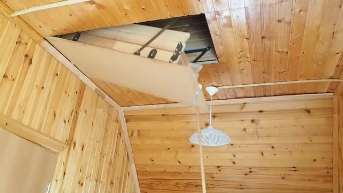 在新的木屋里打开阁楼舱门。把梯子拿到天花板舱口的阁楼上。