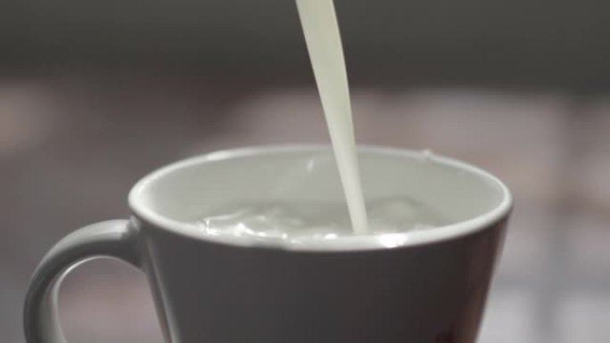 将牛奶倒入白杯慢动作