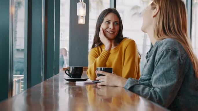 两个女性朋友在咖啡店聊天