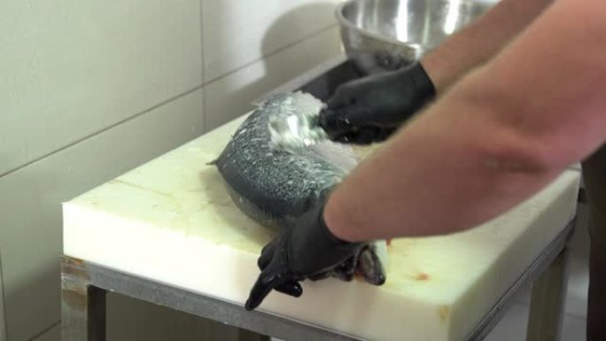 厨房里新鲜捕获的鲑鱼的内脏