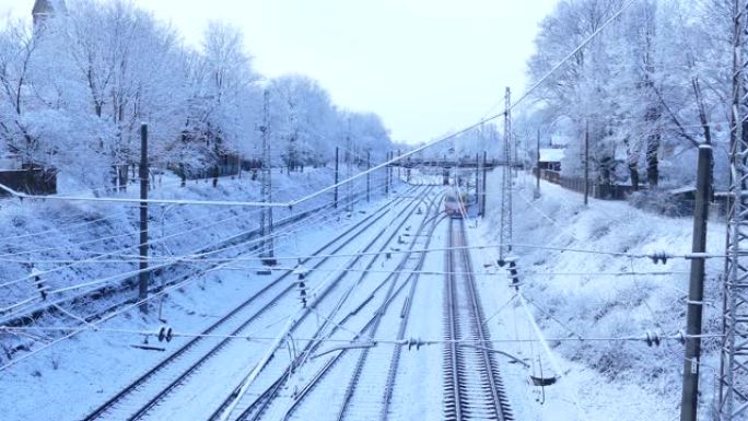 雪天冬日开出的市郊旅客列车