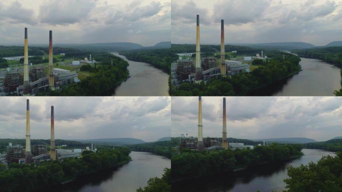 特拉华河上的发电厂，位于宾夕法尼亚州和新泽西州之间的边界，可以看到特拉华水隙的遥远景色。一个多云的戏