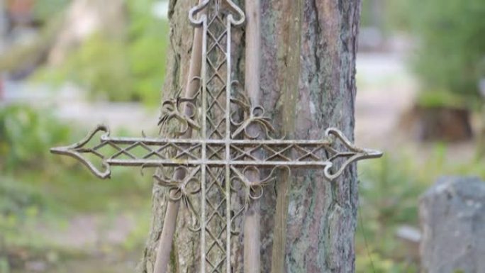树侧面的金属十字架
