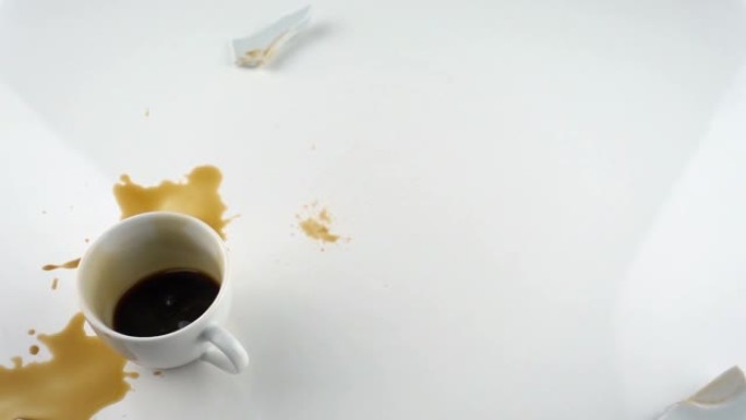 用复制空间破坏的概念。慢动作落下并打碎一杯咖啡。