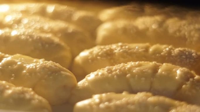 自制羊角面包的延时在烤箱中烘烤。选择性聚焦。