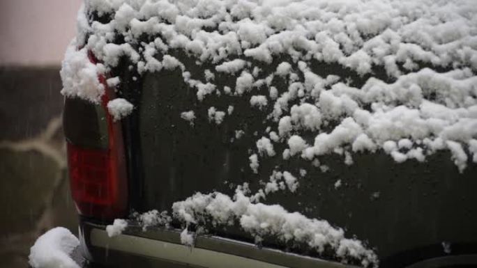 雪地下的SUV轮廓