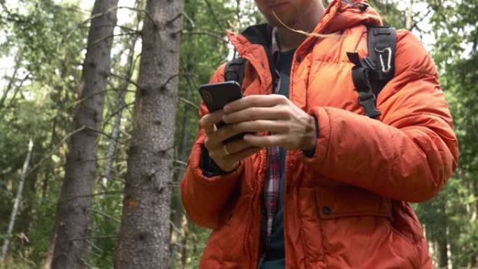 年轻人在树林里用手机