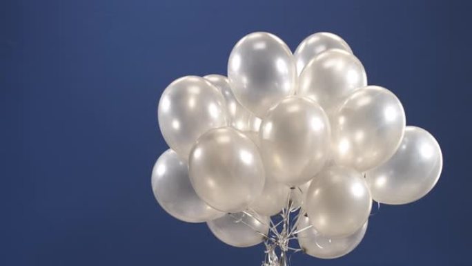 视频中出现了一个装饰元素-气球-作为色度键的惊喜，色度键是情人节，生日，圣诞节或新年的礼物元素。