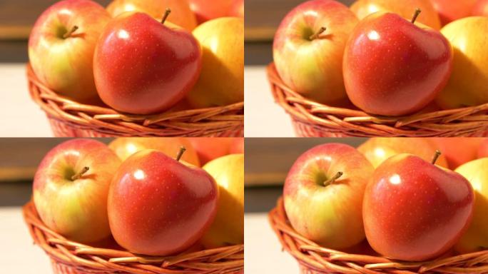 一组成熟的红苹果，带粗麻布袋