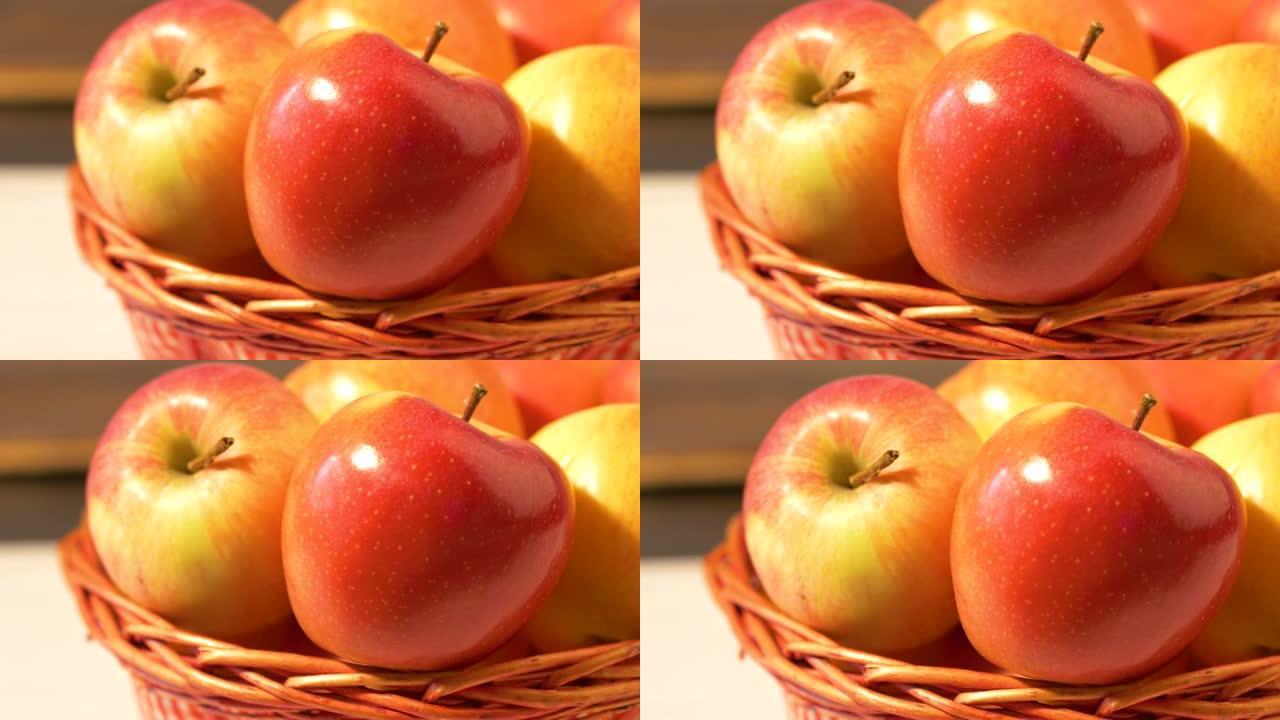 一组成熟的红苹果，带粗麻布袋
