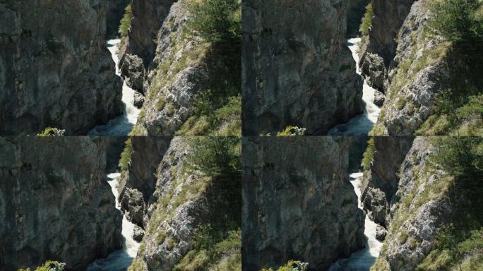 夏季山区河流在岩石之间流动。晴天穿过峡谷的快速水路