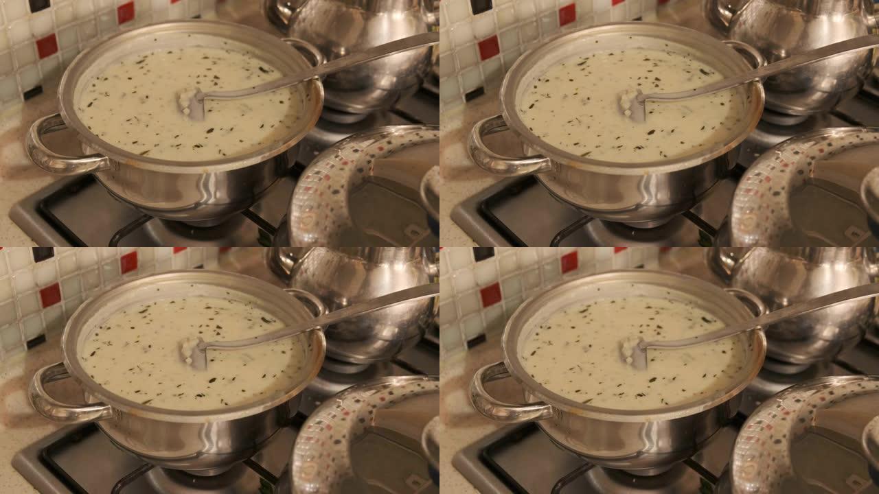 锅里刚煮的热酸奶汤，锅里刚煮的热酸奶汤非常接近，
