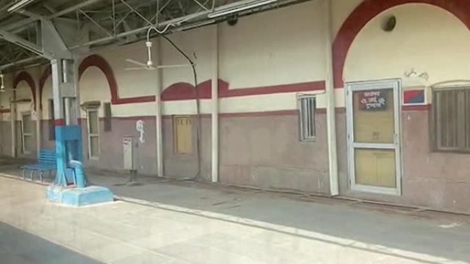 封锁后的通德拉枢纽火车站视图火车旅行视频。从火车的靠窗座位上看。印度，通德拉