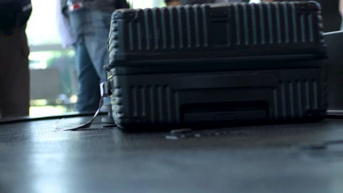 行李箱在机场的行李认领处，近距离拍摄，4k，白天，手提行李，国际航班，国内航班，旅行，交通，机场，旅