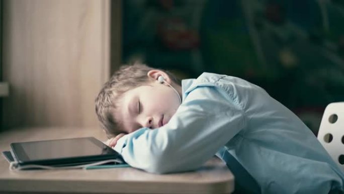 慢动作: 孩子在做作业时睡着了。