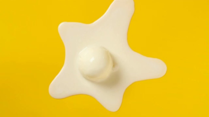 俯视图香草味冰淇淋球融化延时在黄色背景