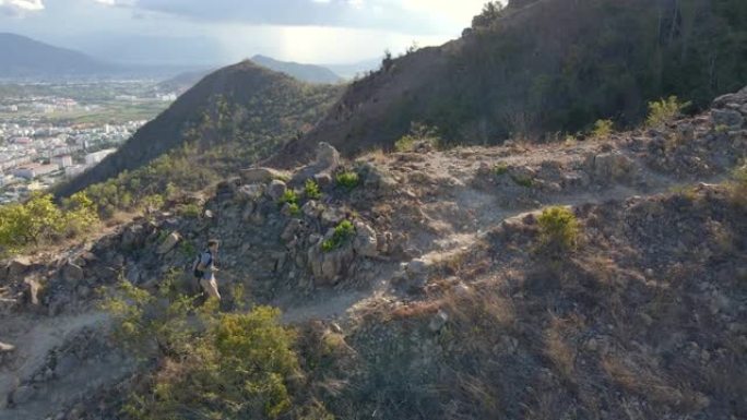 一个家庭在名为 “三姐妹” 的山区徒步旅行的空中镜头，俯瞰越南南部芽庄市。家庭度假的概念