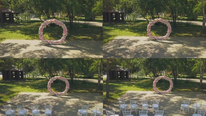 公园天线上有鲜花和椅子的漂亮婚礼场地