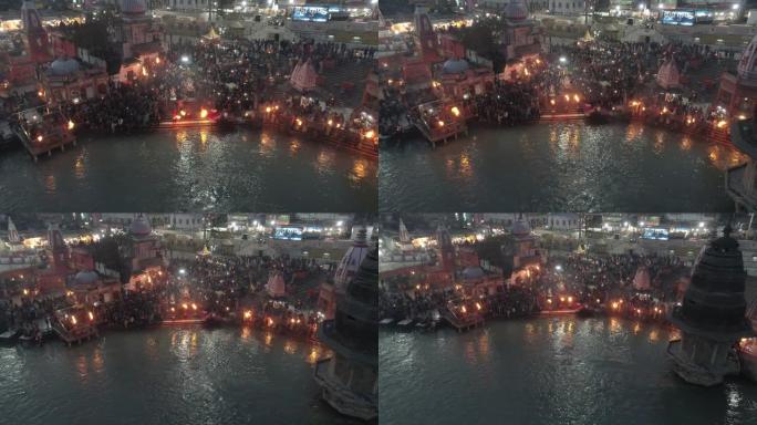 印度北阿坎德邦神圣恒河Arti Haridwar朝圣者的广泛移动镜头。
