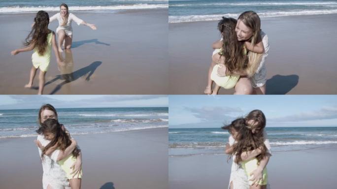 小女孩在海滩上跑向她快乐的妈妈