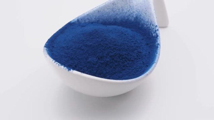 蓝色Majik: 来自螺旋藻的蓝色粉末提取物