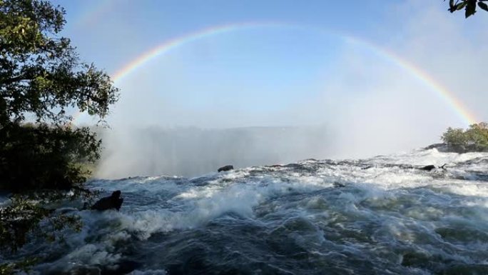 维多利亚瀑布正上方的赞比西河中强大的急流。