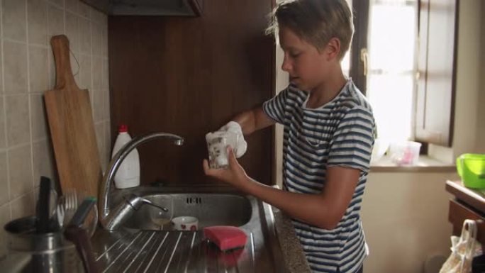 小男孩洗碗