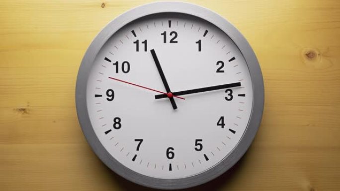 带有黑色箭头的延时灰色时钟显示运动时间从10.00加速到12.00，时间如何飞逝概念。
