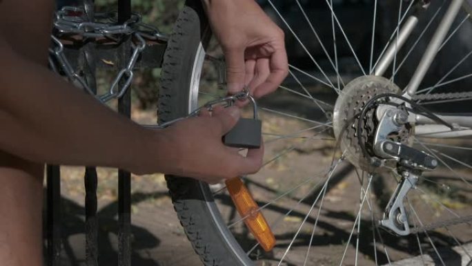 关上自行车的钥匙。