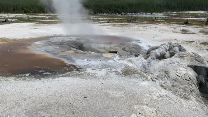 黄石国家公园的泥锅冒泡和蒸汽