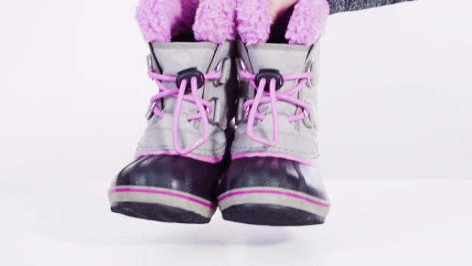 小女孩粉色和灰色保暖防水冬靴