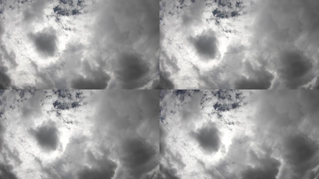 云延时镜头B滚动移动，阴暗的天空和黑色的积云在雨季暴风雨。美丽的自然日落时间可怕的天气背景屏幕。