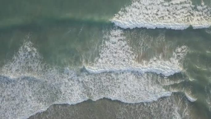 海洋中泡沫破碎波浪的空中俯视图。无人机缩小。暑假，水面，风景秀丽的海景。