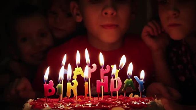 吹灭蜡烛给孩子过生日童年的生日小伙伴给朋