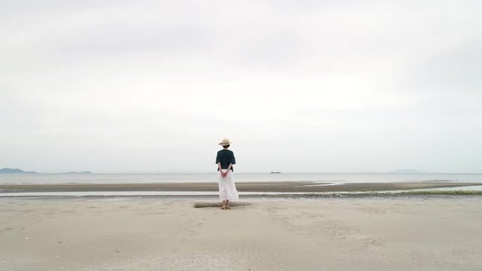 海滩上的日本女人夏日风光城市美景旅行摄影