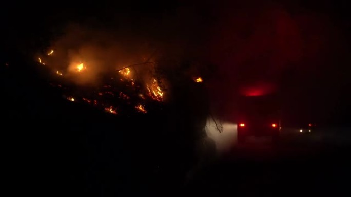 夜间森林大火，消防车试图将其推迟，01年