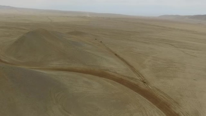 沙丘运动的航拍视频。UTV和四轮自行车