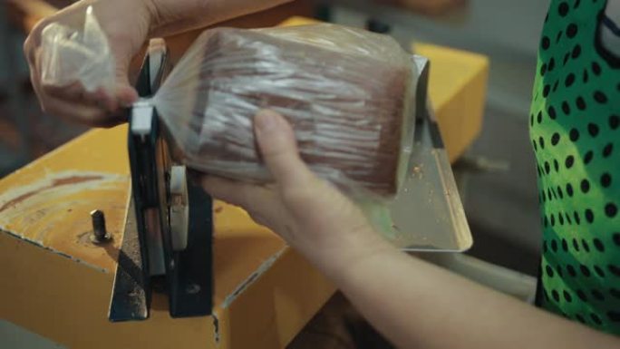 已经切成薄片的机器用手包裹在透明的塑料薄膜中。