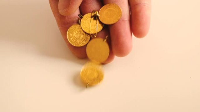 人手里有黄金，金币，土耳其里拉，