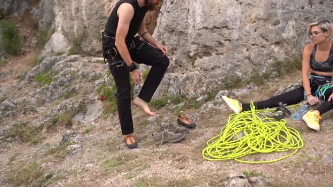 免费登山者准备在大自然攀岩