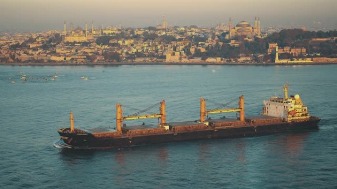 指导大船穿越伊斯坦布尔博斯普鲁斯海峡的航海领航员